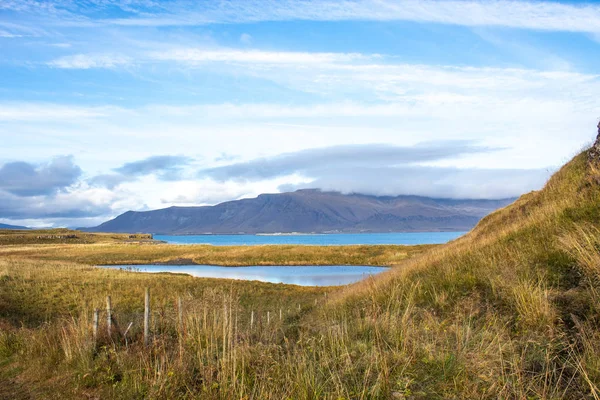 İzlanda dağlarında yürüyüş