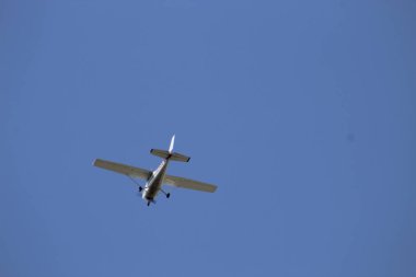 Küçük uçak karşı mavi gökyüzü uçan