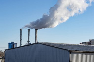 endüstriyel baca üzerinde mavi gökyüzünün dumanı.