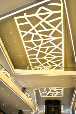 Katlı alışveriş merkezi şehir Minsk, Beyaz Rusya, Şubat 2017 galerinin içinde alttan görünüm.