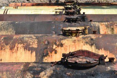 Petrol ürünleri depolama için kazılan ocağında benzin için büyük tank.