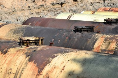 Petrol ürünleri depolama için kazılan ocağında benzin için büyük tank.