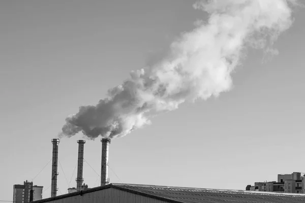 Fumée Industrielle Cheminée Sur Ciel Image Noir Blanc — Photo