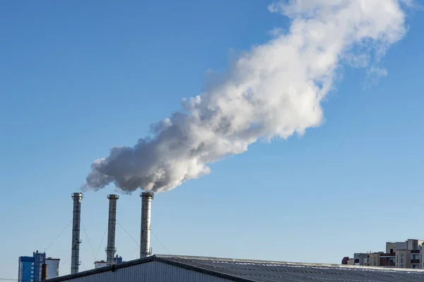 Fumée Industrielle Cheminée Sur Ciel Bleu — Photo