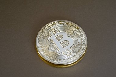 Dijital bitcoin bronz bir arka plan üzerinde. Arka plan