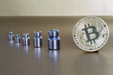 Cryptocurrency oranı ve maliyetini azaltarak kavramı. Ağırlık, büyüme ve düşüş gösteren ağırlıkları ile Bitcoin