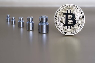 Cryptocurrency oranı ve maliyetini azaltarak kavramı. Ağırlık, büyüme ve düşüş gösteren ağırlıkları ile Bitcoin.