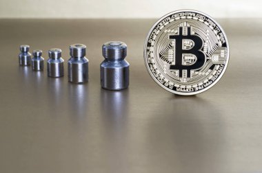 Cryptocurrency oranı ve maliyetini azaltarak kavramı. Ağırlık, büyüme ve düşüş gösteren ağırlıkları ile Bitcoin.