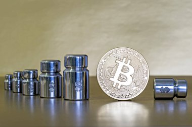 Cryptocurrency oranı ve maliyetini azaltarak kavramı. Büyüme ve düşüş gösteren Bitcoin ağırlıkları,
