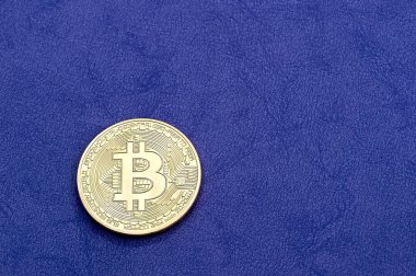 Dijital bitcoin, mor bir arka plan üzerinde kripto para birimi kavramı.