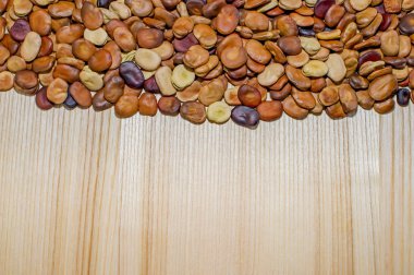 Meyve çekirdekleri kül ahşap bir masa hafif bir arka plan üzerinde belirgin bir doku ile yalan. Arka plan. Yer metin çizme