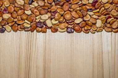 Meyve çekirdekleri kül ahşap bir masa hafif bir arka plan üzerinde belirgin bir doku ile yalan. Arka plan. Yer metin çizme