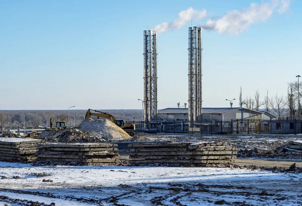 Kazan tüpleri arka planda beton döşeme ile şantiye. Arka plan.