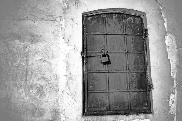 Ferforje metal kapı ve eski bir tarihi bina, beyaz duvar. Siyah ve beyaz arka plan, retro, vintage.