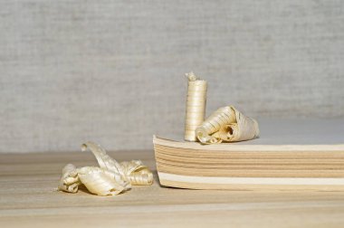 Ahşap talaşı kağıt sayfalarının yığın. Doğal kaynakların geri dönüşüm kavramı