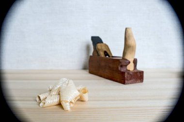 El yapımı ahşap uçak ve tablo yakın çekim üzerinde ahşap talaşı. DIY kavramı. Marangoz El aletleri ahşap ve el sanatları için.