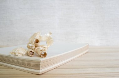 Bir sembol ile kağıt yığını boyutlandırma Ahşap cips şeklinde. Doğal kaynaklar kullanarak kavramı.