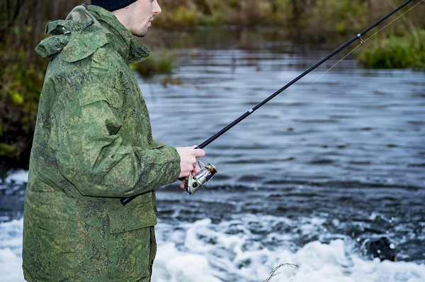 Der Männliche Angler Fängt Die Fische Der Nebensaison Auf Einer — Stockfoto