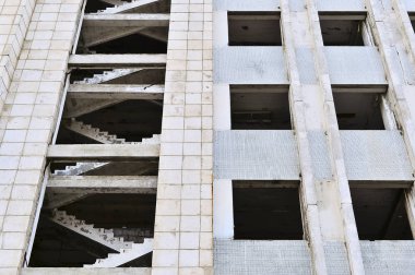 Büyük bir beton yapı, doku, parçası boş Windows ve merdiven.