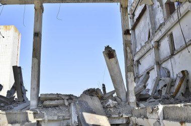 Yok edilen endüstriyel bina kalıntıları. İnşaat demiri ile beton moloz asılı ile büyük beton kazık.