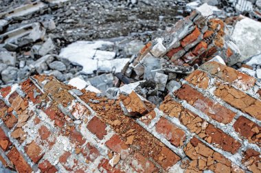 Bir beton bina kalıntıları. Kırmızı tuğla closeup moloz yığını içinde yalan duvar parçası.