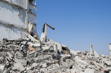 Mavi gökyüzü arka plan üzerinde büyük bir sanayi tesisi yıkılan bina kalıntıları. Arka plan