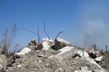 Tuğla moloz yığınları savunduğun inşaat demiri. Arka planda, sen-ebilmek görmek belgili tanımlık artık duman kulüpleri