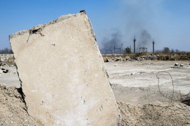 Betonarme döşeme zemin yasaktır elektrik alt istasyonlar çerçevede sıkışmış. Arka plan