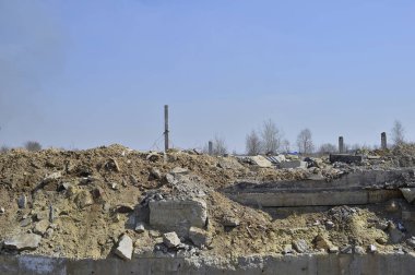 Yok edilen Vakfı beton kiriş mavi gökyüzüne karşı yerden çıkıntılı kalır. Arka plan.