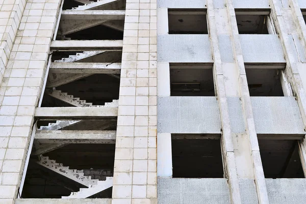 Teil Eines Großen Betongebäudes Textur Leere Fenster Und Treppen — Stockfoto