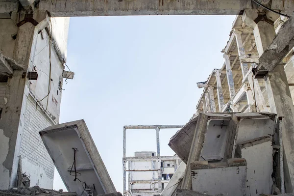 一个大型工业设施被摧毁的建筑物的残骸 — 图库照片
