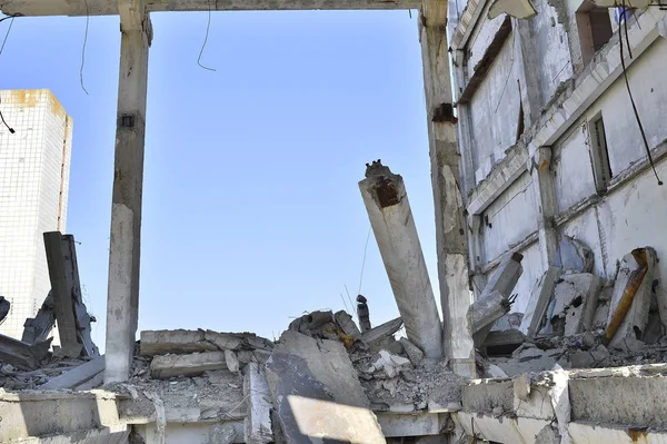 Yok edilen endüstriyel bina kalıntıları. İnşaat demiri ile beton moloz asılı ile büyük beton kazık.