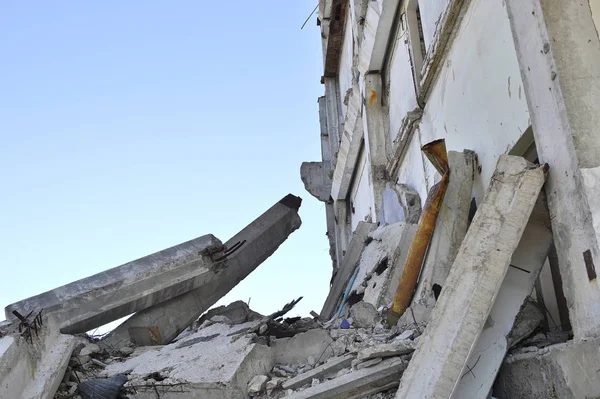 Yok edilen endüstriyel bina kalıntıları. İnşaat demiri ile beton moloz asılı ile büyük beton kazık.