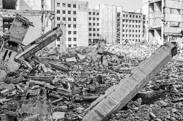 Büyük bir sanayi tesisi yıkılan bina kalıntıları. Arka plan. Siyah beyaz resim.