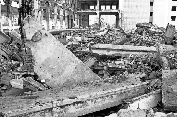 Büyük bir sanayi tesisi yıkılan bina kalıntıları. Arka plan. Siyah beyaz resim.