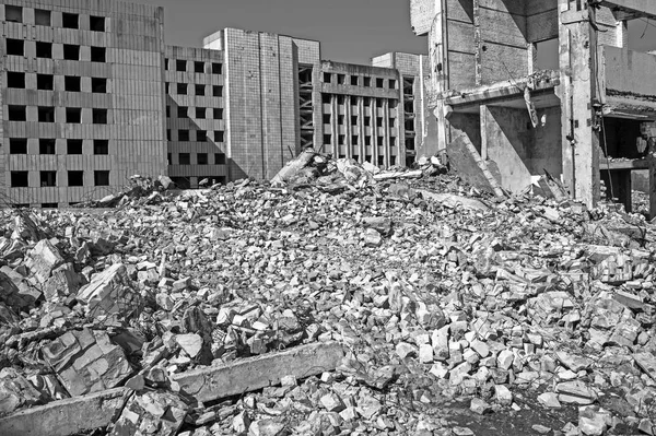 Restos Edifício Destruído Uma Grande Instalação Industrial Contexto Imagem Preto — Fotografia de Stock