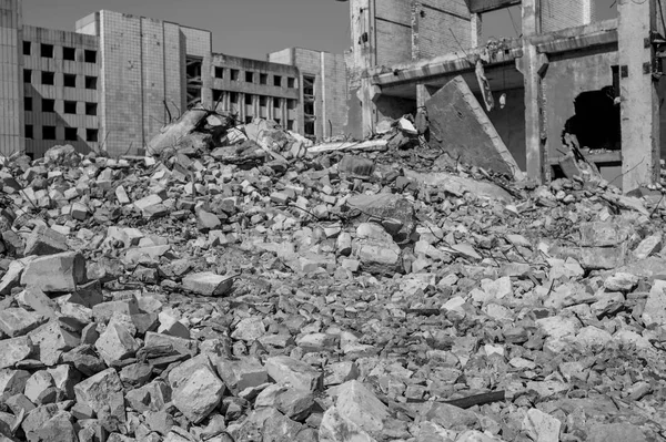 Büyük bir sanayi tesisi yıkılan bina kalıntıları. Arka plan. Siyah beyaz resim.