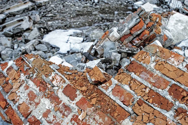 コンクリートの建物のままです 瓦礫の山で横になっている赤レンガのクローズ アップの壁の一部 — ストック写真
