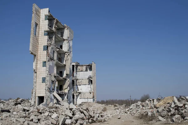 A parede do edifício destruído contra o céu azul. Fundo, local de inscrição — Fotografia de Stock