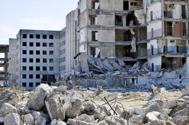 Büyük bir arka plan üzerine beton enkaz yığını bina yok. Arka plan. İnsan faaliyetlerinin sonuçlarını kavramı.