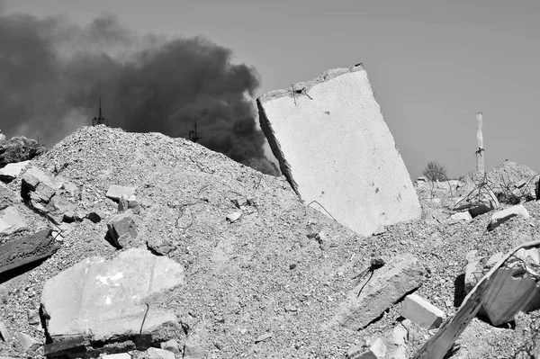 コンクリート スラブは 喫煙の電気変電所の背景には地面に刺さった 戦争の荒廃の象徴 碑文の場所 黒と白のイメージ — ストック写真
