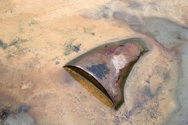 Barril Metal Enferrujado Saindo Solo Arenoso Contra Líquido Amarelo Sujo — Fotografia de Stock