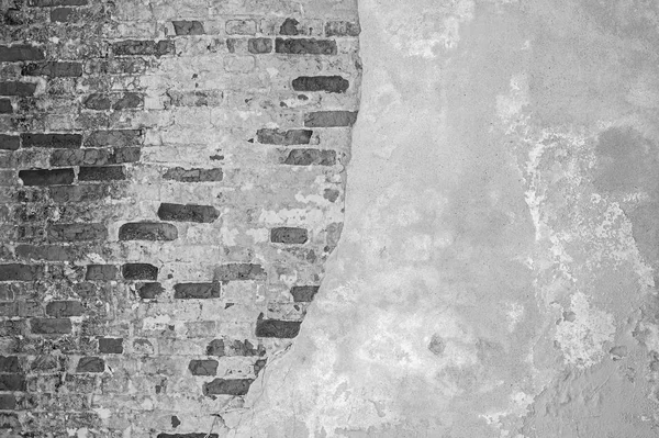 レンガの壁は 部分的にレンガの基礎に石膏からクリアされます テクスチャ 黒と白のイメージ — ストック写真