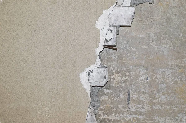 Parede Tijolo Parcialmente Limpa Partir Gesso Para Base Laje Concreto — Fotografia de Stock