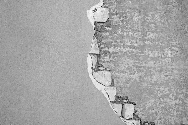 レンガの壁はコンクリート スラブのベースに石膏から部分的に掃除されます テクスチャ — ストック写真