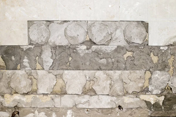 Betonnen Oude Muur Met Resten Van Tegels Tegels Mortel Achtergrond — Stockfoto