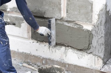 İş binanın temeli üzerinde bir spatula somut çözüm ile hizalar.