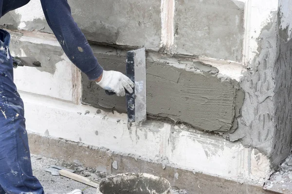 Arbete Ligger Linje Med Spatel Konkreta Lösningar Grunden Byggnaden — Stockfoto