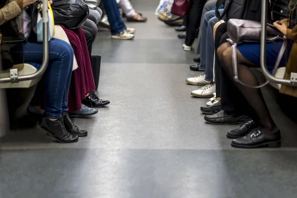 Pies Personas Sentadas Una Enfrente Otra Vagón Del Metro Concepto — Foto de Stock
