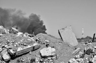 Betonarme döşeme zemin yasaktır elektrik alt istasyonlar çerçevede sıkışmış. Savaşı'nın yıkım sembolü. Arka plan, yazıt yer. Siyah beyaz resim.